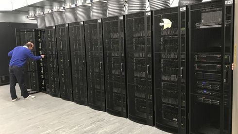 Tok 10 år å bygge: Forskere har skrudd på verdens kraftigste super­data­maskin som fungerer som en menneske­hjerne