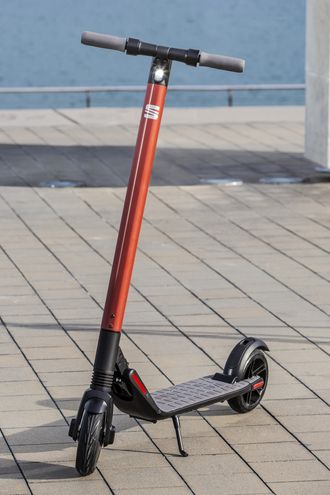 Sparkesykkelen er nær identisk med Segways Ninebot ES2-sparkesykkel.