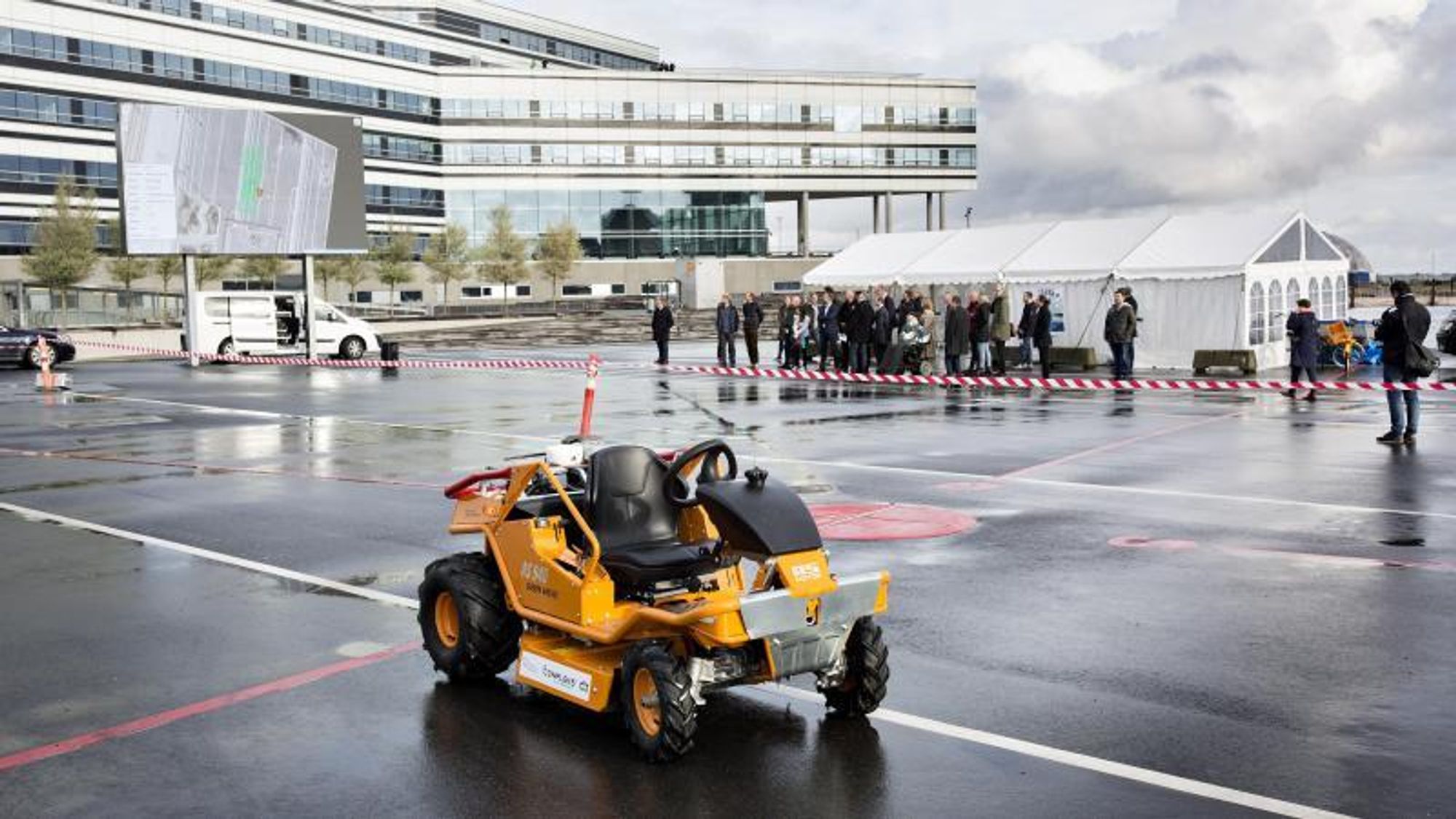 Vestjyske Conpleks Robotech tester en utendørs mobil robot til gressklipping koblet til TAPAS-nettverket i Aarhus. Foto: Styrelsen for Dataforsyning og Effektivisering