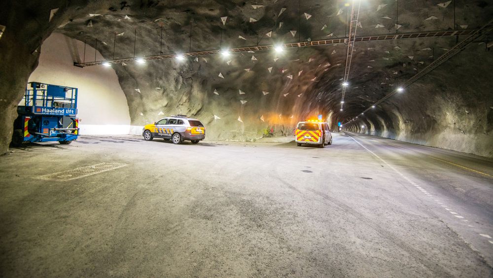 Arbeidene i Høyangertunnelen har ikke gått på skinner. Nå har Statens vegvesen sagt opp kontrakten med VVB Nordic, som er godt over et år forsinket med jobben. 