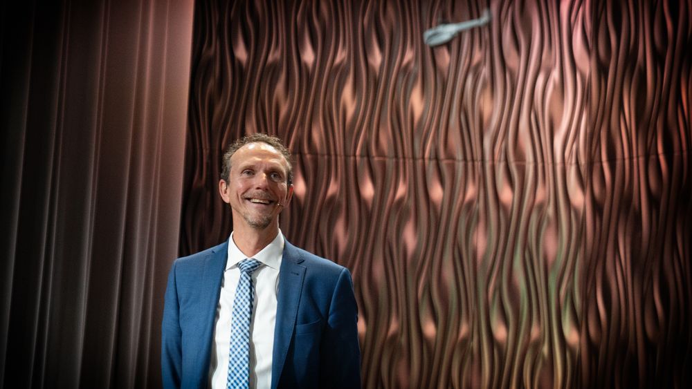 VIL ÅPNE LUFTA FOR ALLE: Administrerende direktør Anders Kirsebom i Avinor Luftsikring, her med den norske mikrodronen Black Hornet på dronekonferansen UNC 2018 i går.