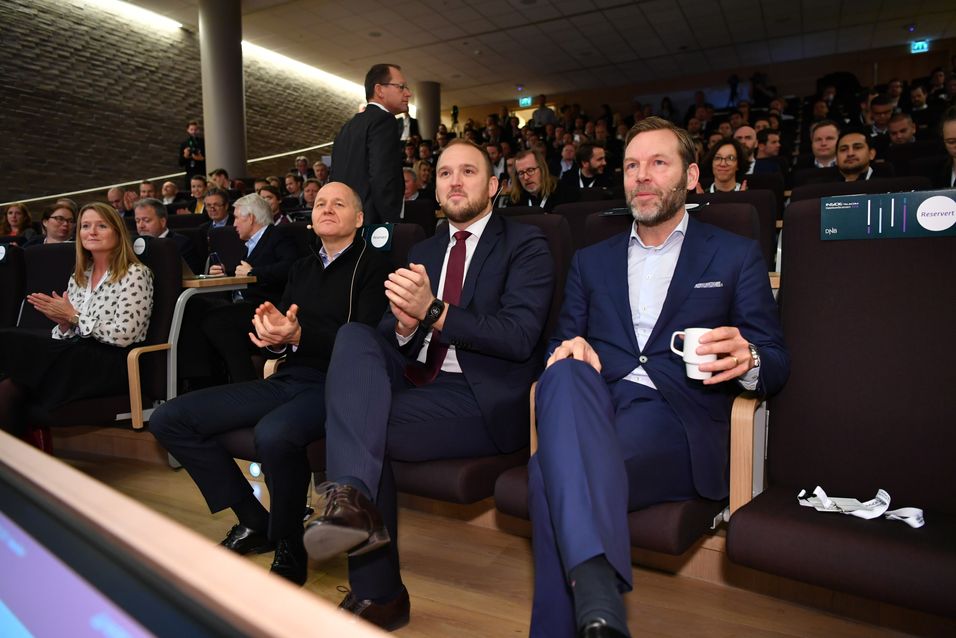 Samferdselsministeren henvendte seg direkte til bransjen i sin tale på Inside Telecoms høstkonferanse 21. november. Her er han flankert av to av televerdens toppsjefer i Skandinavia, Telenor-sjef Sigve Brekke til venstre og Telia-sjef Johan Dennelind til høyre.  