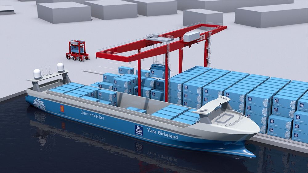 Yara Birkeland ved kai med gantrykran til lasting og lossing samt portalkran med en ferdig fylt container.