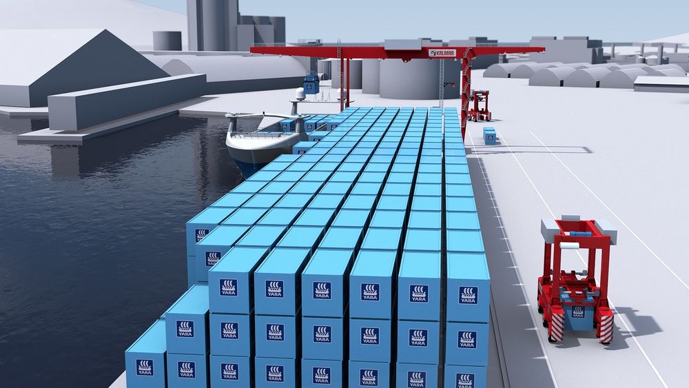 Portalkran plasserer container på kaia. Desember 2019 begynner tester med mennesker på plass til å overvåke og kan overta styringen.