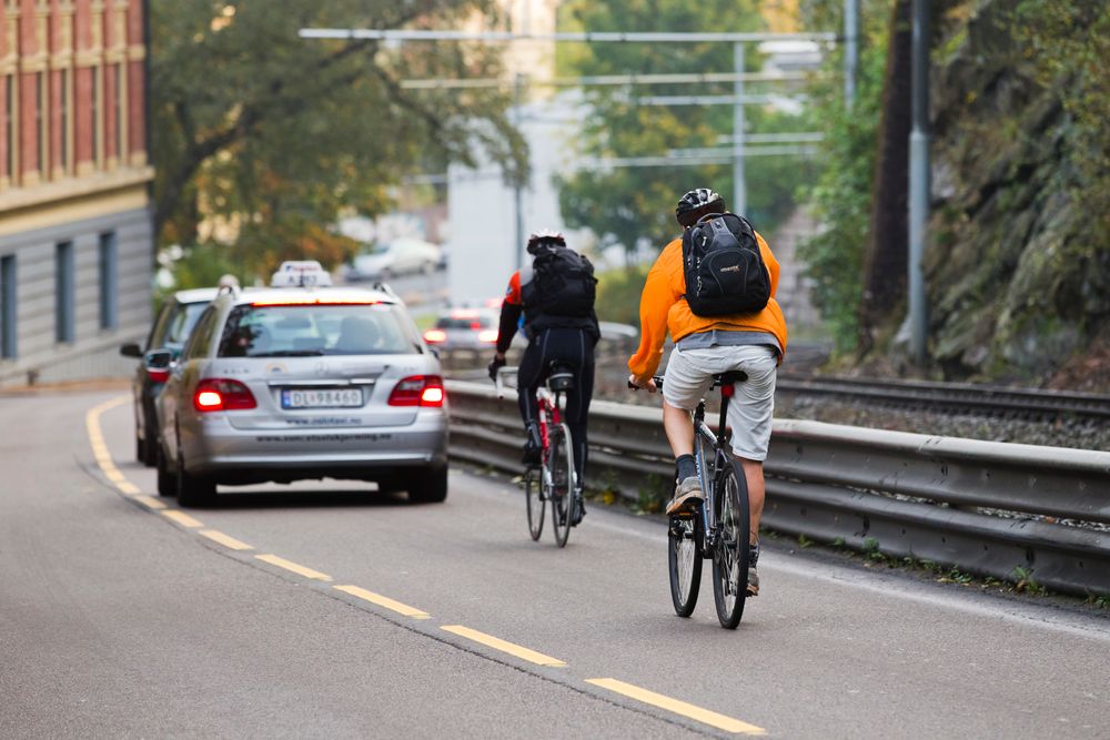 Her syklister og biler på Kongsveien i Oslo.