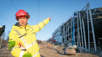 Prosjektleder Erlend Nicolaisen fra Betonmasthæhre forteller at de har brukt sandvichelementer på tak og vegger på grunn av materialets høye isoleringsevne.