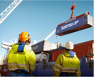 Container løftes om bord på et containerskip fra rederiet Samskip.