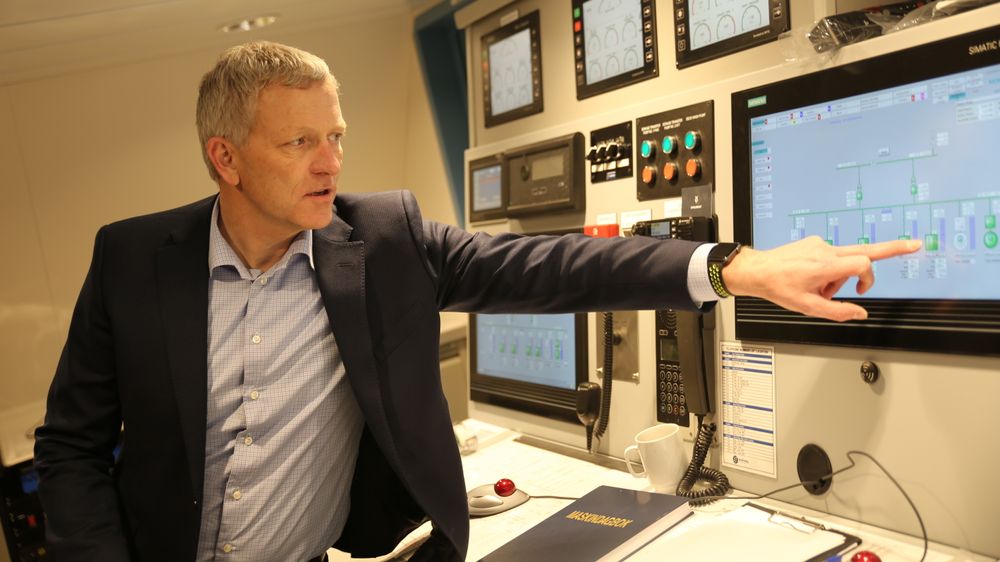 Fergene kunne vært helektriske, men da ville ikke batteriene vart i ti år. Ketil Aagesen i Siemens peker på ladeindikatoren.