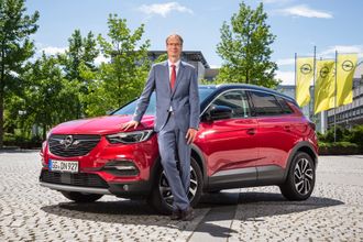 Opel-boss Michael Lohscheller med Grandland X, som kommer som ladehybrid.