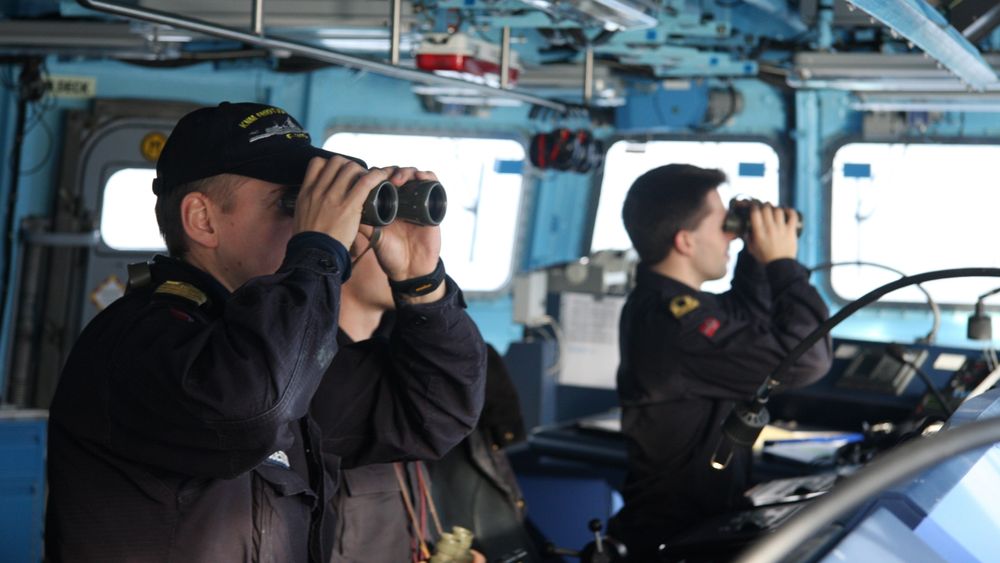 I 2008 var TU om bord på KNM Amundsen, som er helt lik KNM Helge Ingstad. Her står vaktsjef og assisterende vaktsjef på broen.