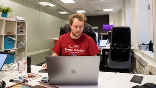 Utvikler Simen Bekkhus foran PC-en sin på jobb.