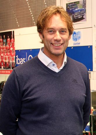 Avdelingsleder Øyvind Nyland og utviklingssjef Kjell Berge foran et par av arbeidsbenkene som har store vifter og luftfiltre over.