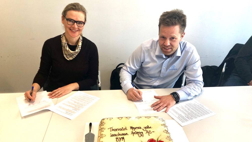 Divisjonsdirektør Siv Rønneberg i Bymiljøetaten signerer kontrakt for oppgradering av Thorvald Meyers gate med Isachsen AS representert ved Prosjektsjef Anders Høiback.