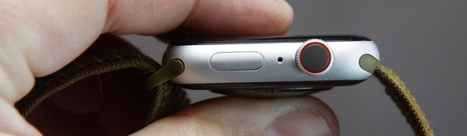 Smartklokken Apple Watch Series 4. En rød ring på kronen viser at det er 4G-versjonen.