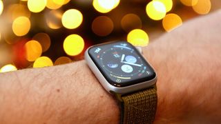 Smartklokken Apple Watch Series 4 på armen.