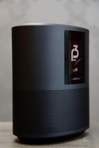 Bose Home Speaker 500 sett fra siden.