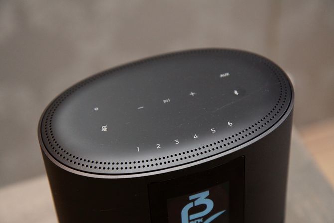 Betjeningspanelet på toppen av Bose Home Speaker 500-høyttaleren.