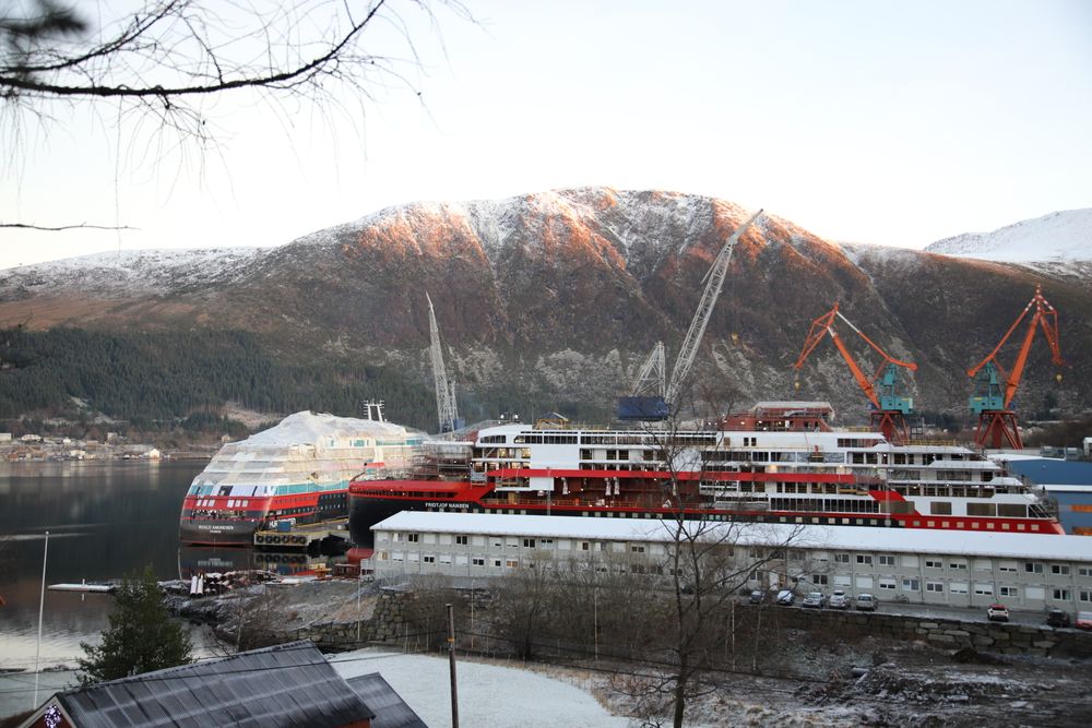 Kleven Verft med Hurtigrutens ekspedisjonsskip MS Roald Amundsen og – MS Fridtjof Nansen i arbeid desember 2018.