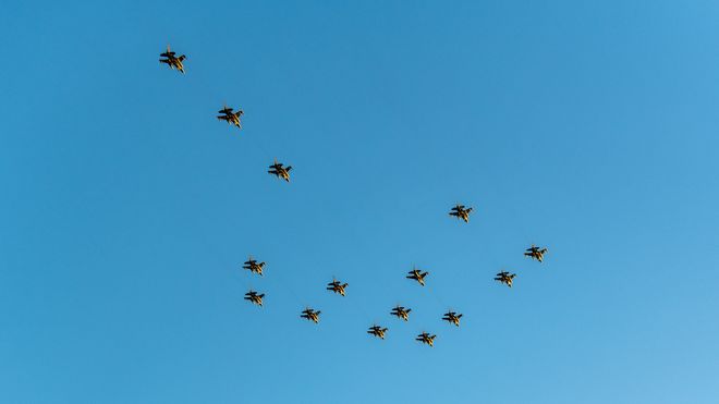 Se opp! Her flyr F-16 i julestjerne-formasjon over Bodø