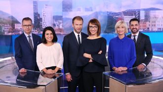 Dagsrevyens team i 2018: Fra venstre: Jarle Roheim Håkonsen, Rima Iraki, Atle Bjurstrøm, Ingerid Stenvold, Nina Owing, Yama Wolasmal