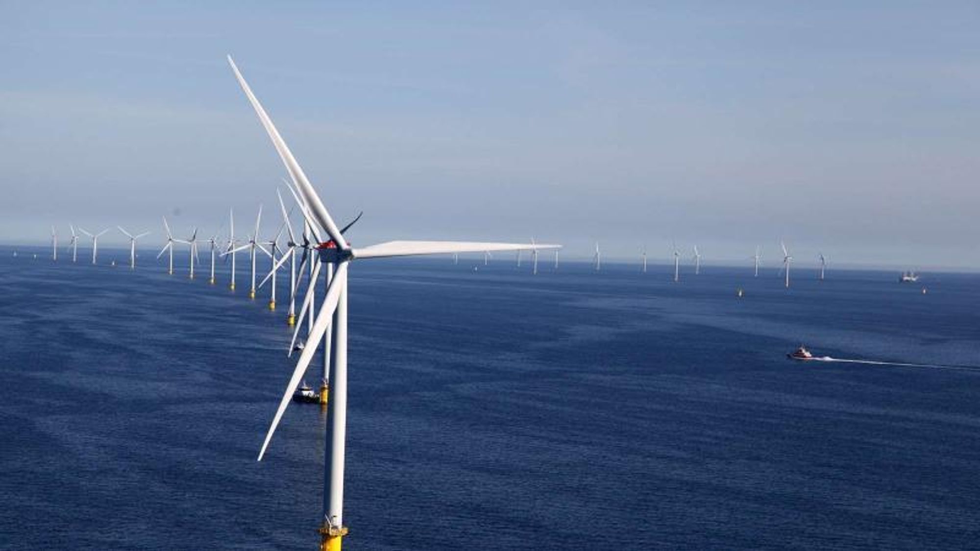 Danske Anholt Havmøllepark er på 400 MW, og halvparten så stor som én av de tre nye havvindmølleparkene i sommerens energiavtale.