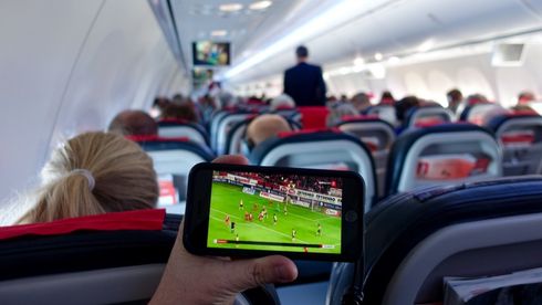 Wifi i fly: Det kan bli mulig å snakke i mobilen mens du er i lufta