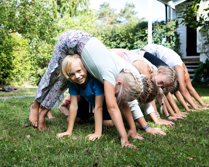- Kontakt med egen kropp gjennom yogaøvelser og yogaleker, og å lære konkrete verktøy for å roe ned kropp og sinn, er gull verdt for trivsel og mestring av hverdagslivets mange ulike utfordringer, sier forfatteren.