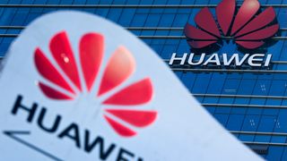 Huawei-logo på og utenfor et Huawei-kontorbygg.