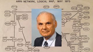 Portrett av Larry Roberts montert over et logisk kart over ARPANET i mai 1973.