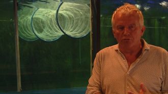 Pelaqua AS
Gründerselskap – dannet av Mads F. Heiervang, Pål Grøthe Sandnes, Audun Gravdal Johansen og Bernt Sørby.
Utviklet merdkonseptet Waveflex for eksponerte lokasjoner, bølger opp til Hs 15m
Konseptet er basert på tre stålringer, stilt vertikalt i vannet, slakkforankret med kjettingliner til havbunnen, med nøter spent opp rundt. To separate kamre for fisk. Fôring, oksygen mm. Via stålringene. Størrelse fullskala: Diameter på ringene: 50 meter. Total lengde: 240 meter. Biomasse: 6.234 tonn