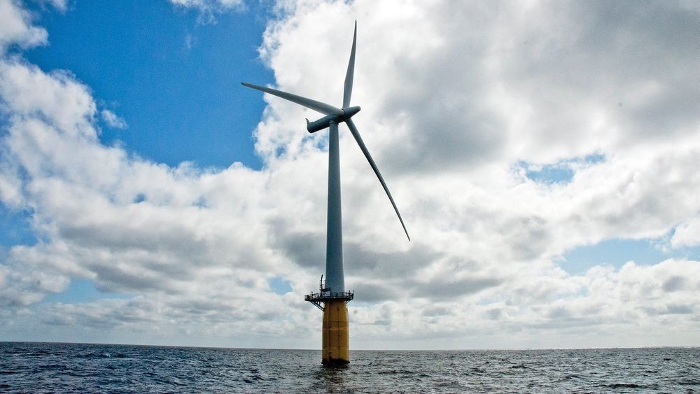 Den første store flytende vindmøllen, Hywind, ble montert i havet 13 kilometer vest for Karmøy i 2009.