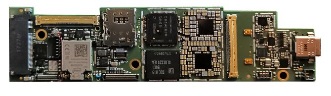 Nærbilde av Intel Lakefield – et lite kretskort med prosessorer og andre komponenter.