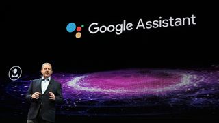  Tim Alessi i LG forteller fra scenen på CES om hvordan selskapets nye TV-er får støtte for Google Assistant. 