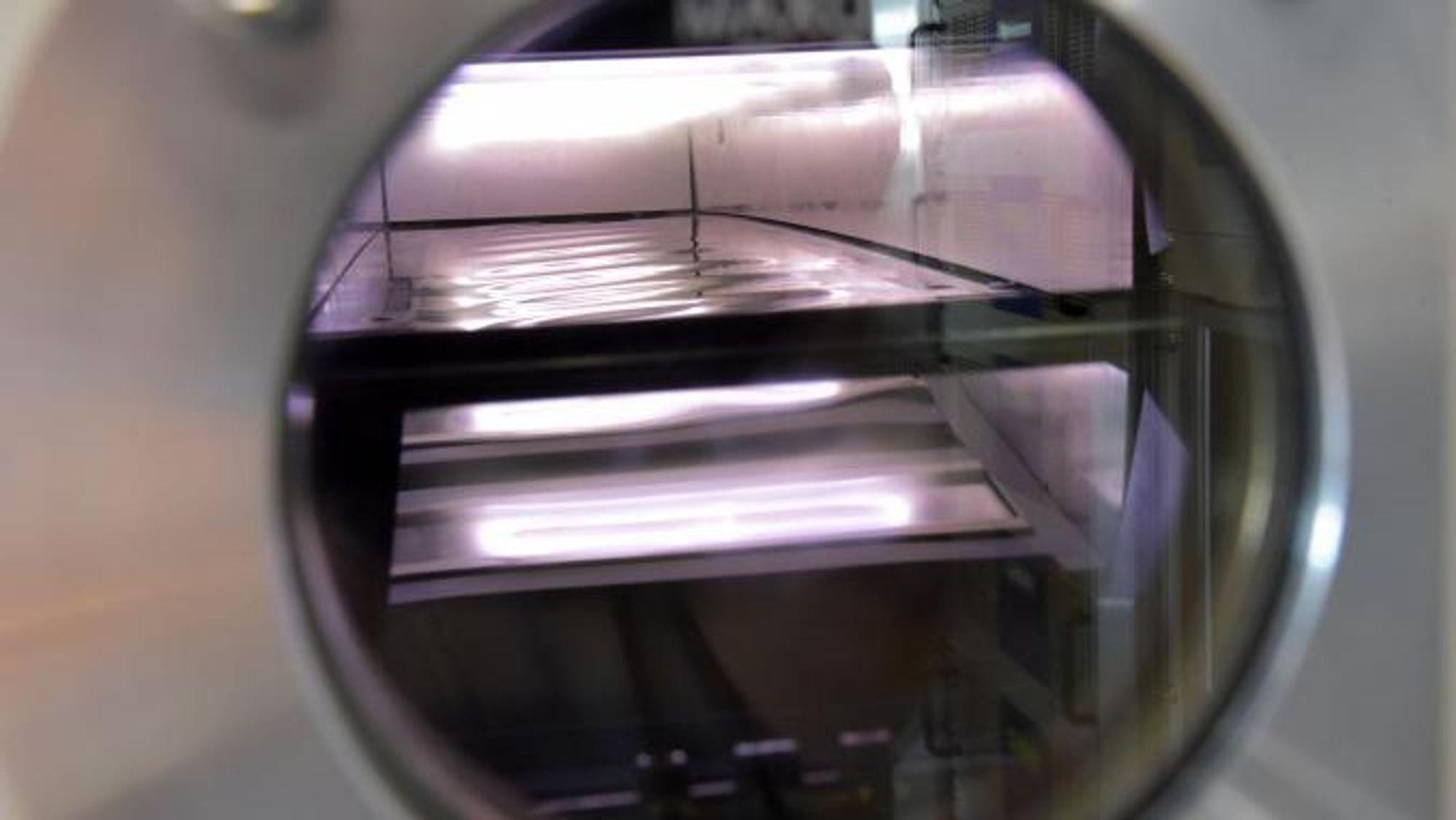 En solcelle utsettes for såkalt reactive sputtering (reaktiv katodeforstøvning). Prosjektet er bl.a. støttet av Danmarks Frie Forskningsfond og Villum Fonden.