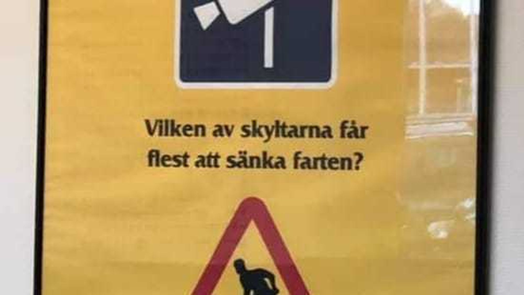 Svensk politi spør: Hvilket av skiltene tror du får folk til å senke farten?