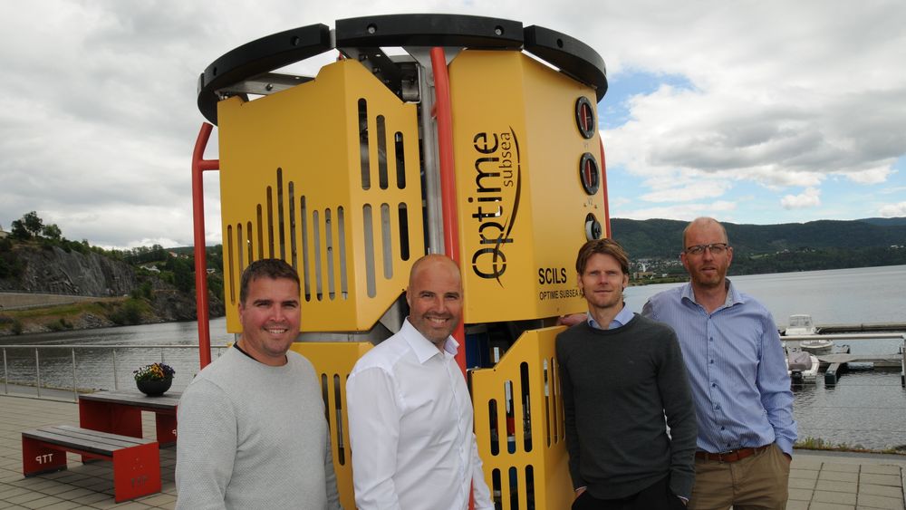 Denne innretningen kan ersatte systemer som veier 50 tonn. Gründerne Trond Løkka (f.v), Jan Fredrik Carlsen, Thor Arne Løvland og Tor-Øystein Carlsen.