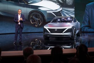 Denis Le Vot, senior vice president i Nissan North America viser frem IMs-konseptet på bilmessen i Detroit.