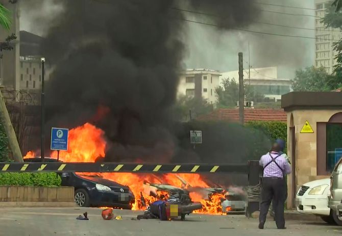 Tre personer er så langt omkommet i et angrep mot et hotell og et kontorkompleks i Nairobi, ifølge kenyansk avis. Dette bildet er fra stedet etter en eksplosjon i Nairobi.