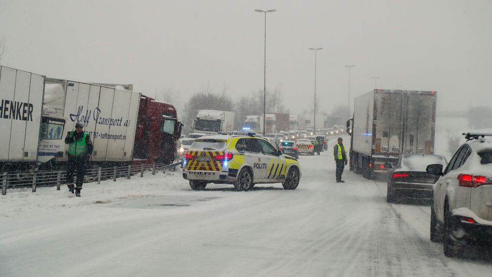 Nødetatene på stedet etter en trafikkulykke mellom vogntog og bil på E6 mellom Kløfta og Jessheim onsdag. 