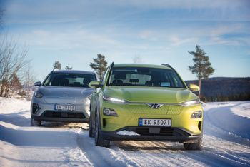 Kia e-Niro (bak) og Hyundai Kona er to biler i samme prisklasse som Model 3.