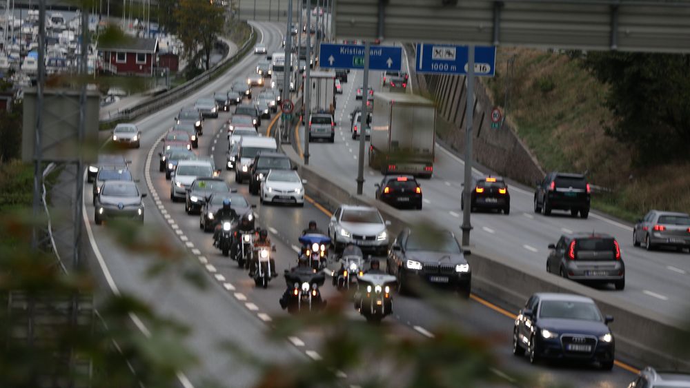 Kjøretøy i arbeid på vei mister nå retten til å kjøre gjennom bomstasjoner gratis.