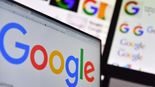 En rekke forskjellige Google-logoer vist på tre ulike dataskjermer.