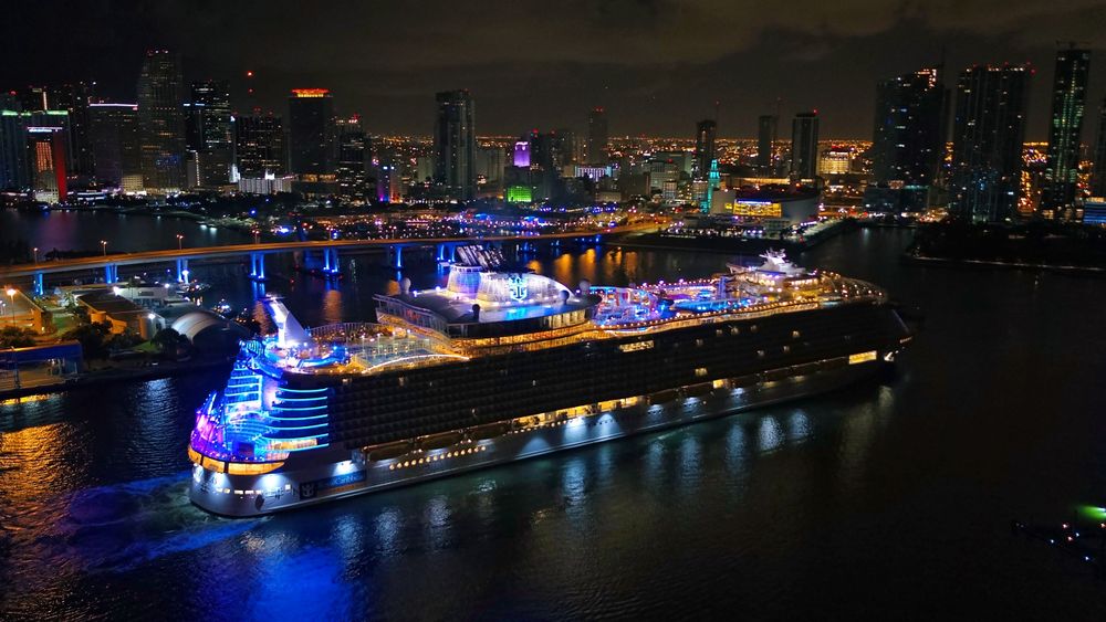 RCCLs Symphony of the Seas ble bygget ved STX France i Saint Nazaire og overlevert i april 2018. Skipet er 362,1 meter i lengde og har plass til 5535 passasjerer (maksimal kapasitet på 6870) og et mannskap på 2100.