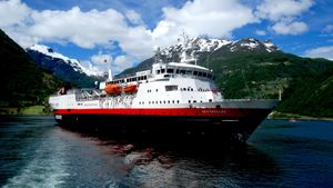 MS-Vesteralen_in_Geiranger_fjord_0131.30