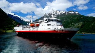Skipsmegler la ut hurtigruteskip for salg - men Hurtigruten avviser at de skal selge