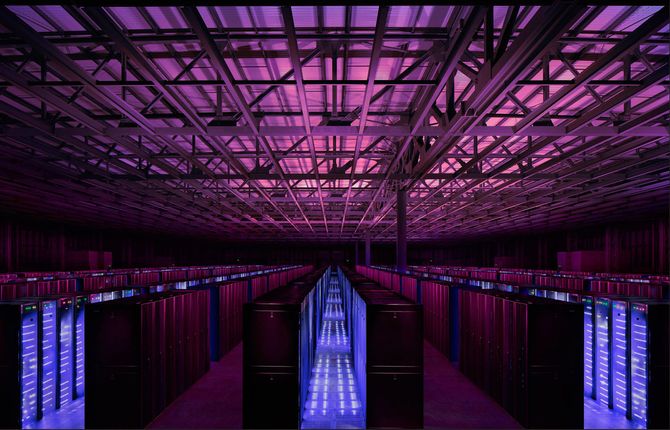 Fra NGDs datasenter i Newport, Wales. Rekker av serverrack.