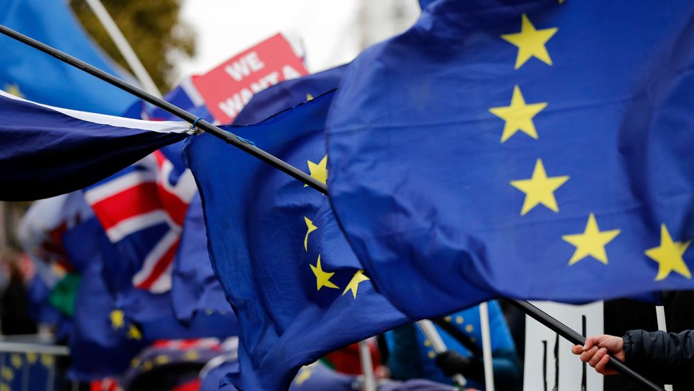 EU- og britiske flag fra demonstranter utenfor det britiske parlamentet onsdag denne uken, der statsminister May tapte soleklart med sin EU-avtale.