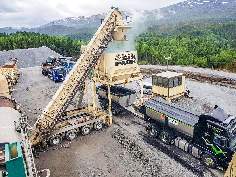 Skanska har økt kraftig sin virksomhet innen asfalt i Norge de siste årene. Her fabrikken som står ved Laksforsen i Nordland, som skal produsere til nybigen av E6 Helgeland sør.
