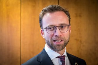 Regjeringens digitaliseringsminister Nikolai Astrup (H) avbildet på sitt nye kontor.