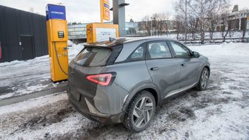 Hyundai Nexo ved fyllestasjon på Kjørbo.